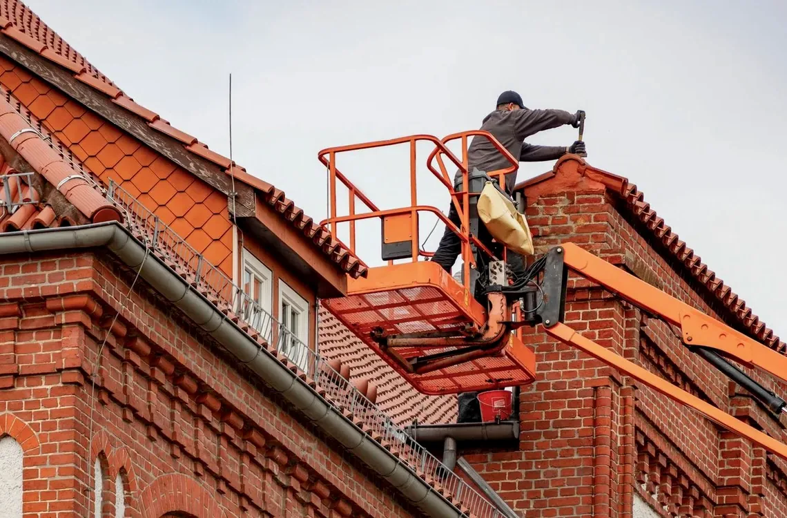 Treball des d'una plataforma elevadora a l'altura del ràfec